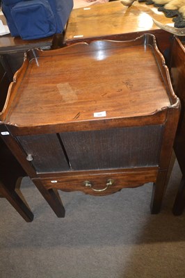 Lot 509 - A Georgian mahogany tray top night table with...