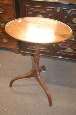 Lot 563 - A small Georgian wine table with circular...