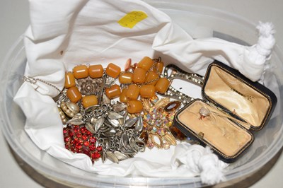 Lot 116 - Further tray containing costume jewellery,...