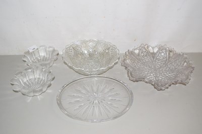 Lot 146 - Quantity of glass fruit bowls and smaller bowls