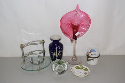 Lot 189 - Quantity of glass wares, vase Jack in the...