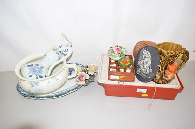 Lot 553 - Mixed lot of blue and white ceramics including...