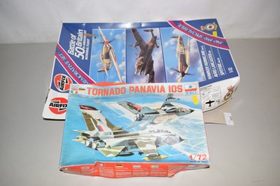 Lot 565 - A pair of boxed building kits, unchecked for...