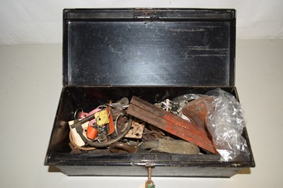 Lot 603 - A lock box and key with contents