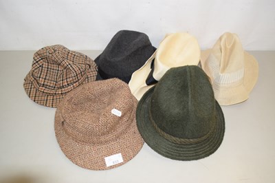 Lot 633 - A collection of various hats