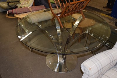 Lot 770 - A modern round glass topped dining table