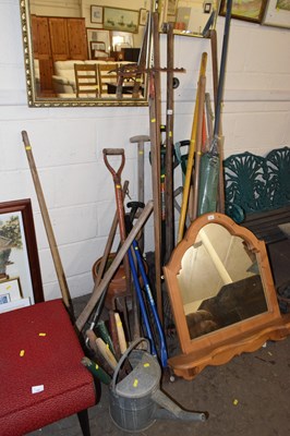 Lot 794 - Mixed lot of various garden tools