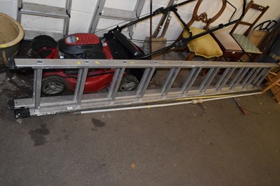 Lot 810 - An extending ladder