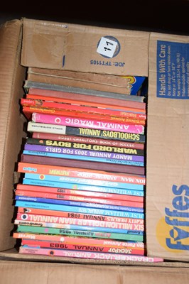 Lot 842 - Mixed lot of vintage annuals