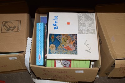 Lot 844 - Mixed lot of books to include art textiles and...