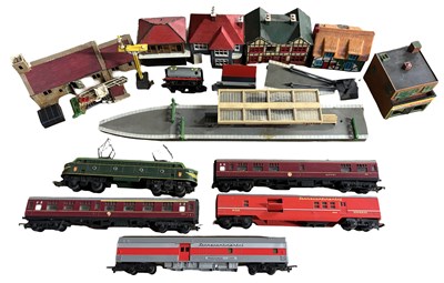 Lot 77 - A collection of various 00 gauge rolling stock,...
