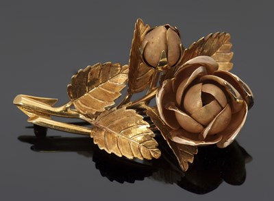 Lot 341 - An 18ct rose brooch, the roses with matt...
