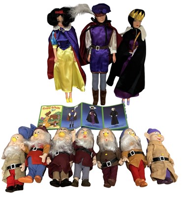 Lot 77 - DISNEY'S SNOW WHITE: Collectable dolls to...