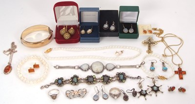 Lot 189 - A mixed lot of jewellery: to include cultured...