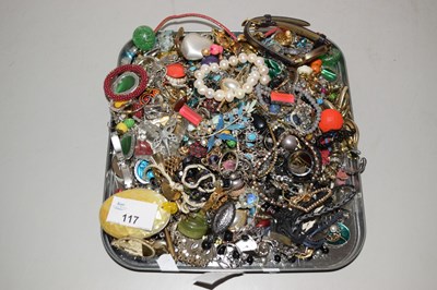 Lot 117 - Tray of various assorted costume jewellery