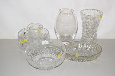 Lot 222 - A collection of various glass bowls, vases etc