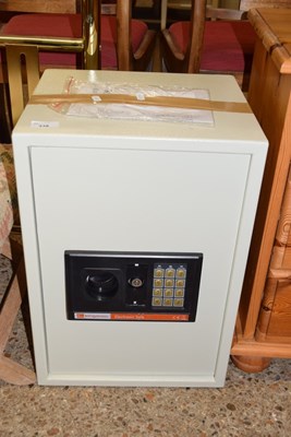 Lot 338 - A small safe