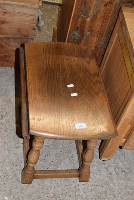 Lot 355 - An oak table