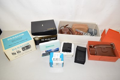 Lot 552 - Mixed lot of various cameras, lenses etc