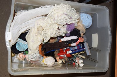 Lot 594 - Box of various vintage dolls