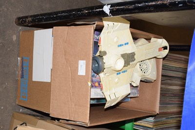 Lot 640 - Mixed lot of vintage jigsaw puzzles and model...
