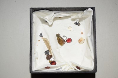 Lot 116 - Small box of loose gem stones to include garnets