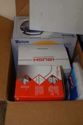 Lot 736 - Box of various electricals to include radio...