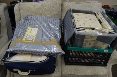 Lot 839 - Various bedding, curtains and other soft...