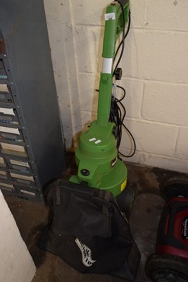 Lot 866 - A garden vacuum