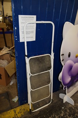 Lot 885 - A three step stepladder