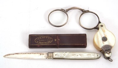 Lot 103 - Mixed Lot: A Georgian silver bladed and mother...