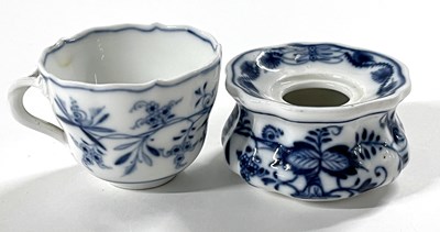 Lot 292 - A small Meissen ink well and cup in the Onion...