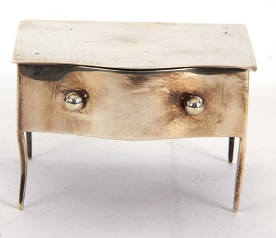 Lot 111 - An Edwardian Asprey & Co silver ring box in...
