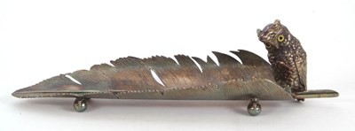Lot 139 - A vintage metal feather and owl pen rest, the...