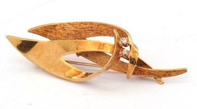 Lot 116 - A modernist diamond brooch, with two...