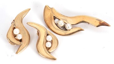 Lot 117 - A cultured pearl brooch and matching earrings:...