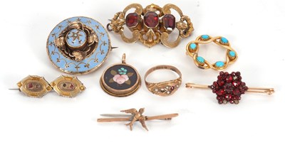 Lot 128 - A mixed lot of jewellery: to include a three...