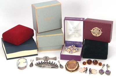 Lot 193 - A mixed lot of jewellery: to include two pairs...