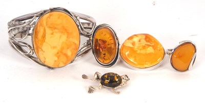 Lot 182 - A quantity of silver and amber jewellery: to...