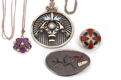 Lot 180 - A mixed lot of jewellery: to include an...