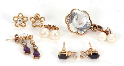 Lot 145 - A mixed lot of jewellery: to include a pair of...