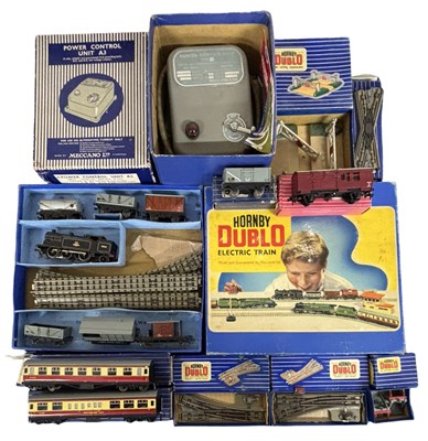 Lot 48 - A collection of various boxed Hornby Dublo 00...