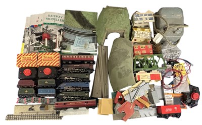 Lot 86 - A mixed lot of various rolling stock, model...