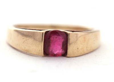 Lot 71 - A 9ct rubelite ring, the round rubelite in a...