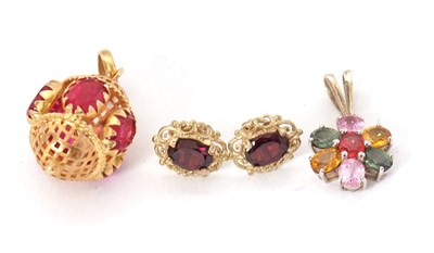 Lot 107 - A mixed lot of jewellery: to include a red...