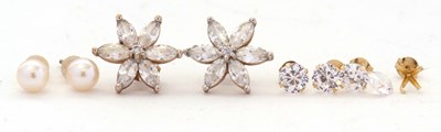 Lot 112 - A mixed lot of jewellery: to include a pair of...