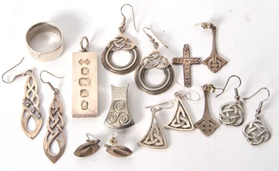 Lot 165 - A mixed lot of silver and white metal...