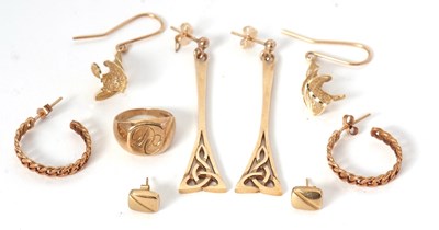 Lot 158 - A mixed lot of jewellery: to include a pair of...