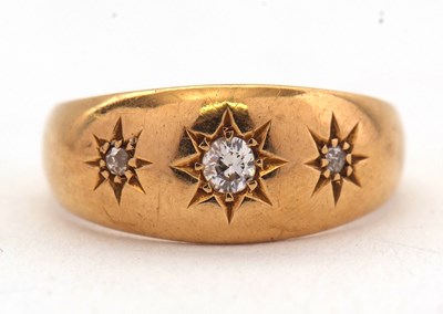 Lot 32 - An 18ct diamond ring, with three graduated...