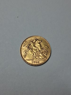 Lot 164 - A 1911 half sovereign, 4.0g